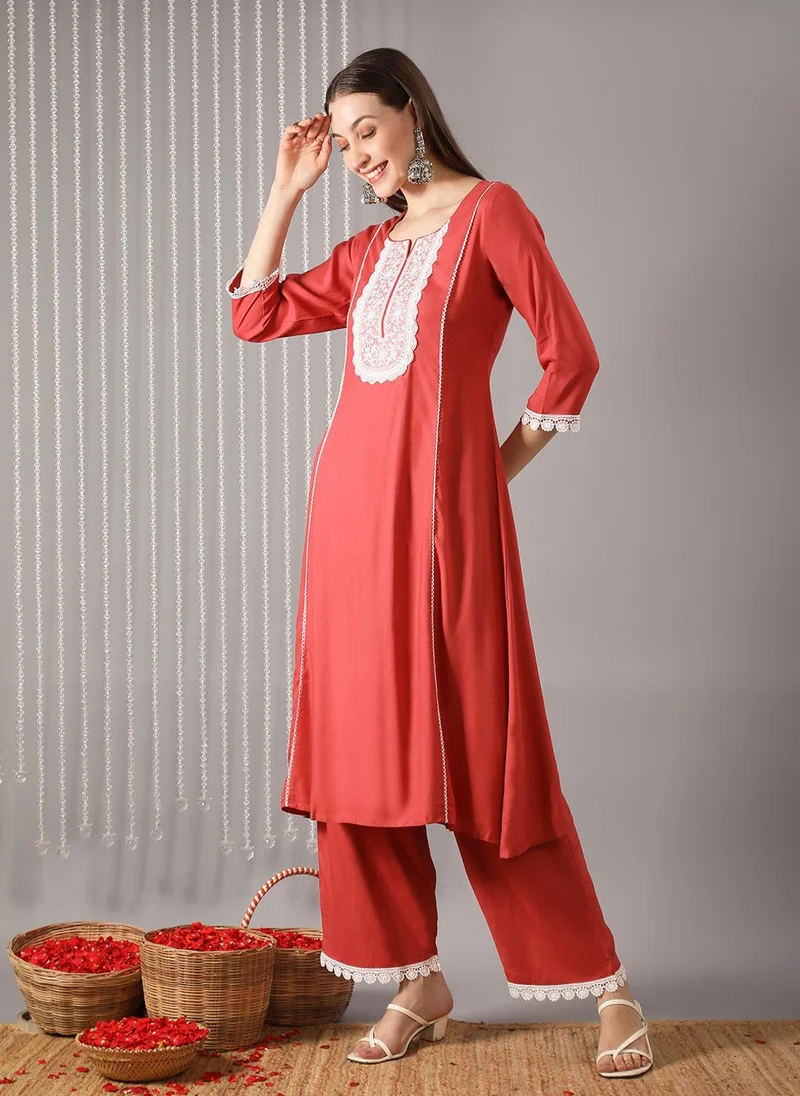 جلو باص طقم كورتا نسائي بياقة مستديرة مطرز باللون الخوخي مع بنطلون دانتيل